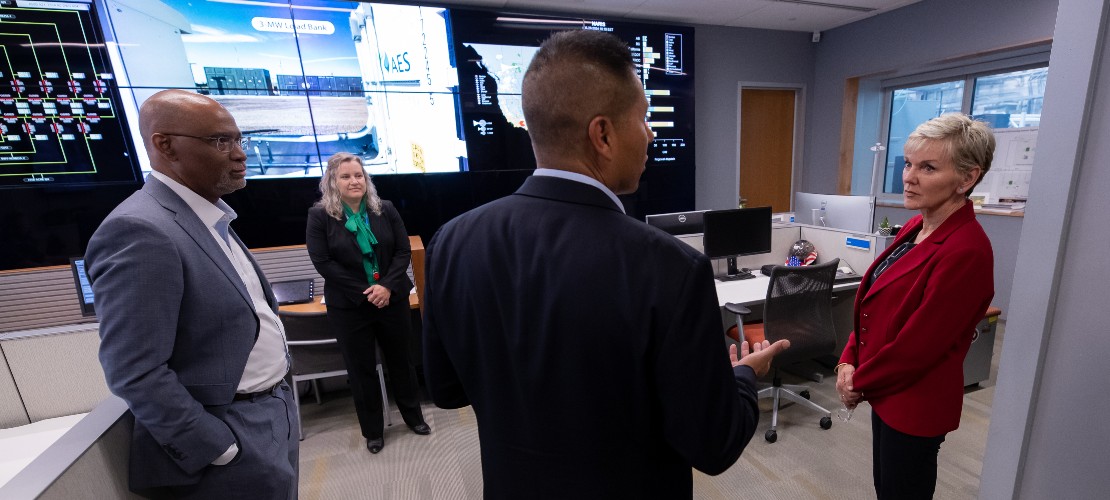 Secretary of Energy stands and talks to laboratory people